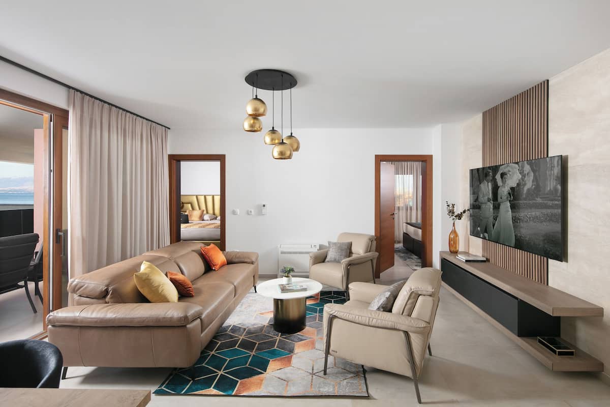 Appartamento Luxury, 2 camere da letto, vista mare | Area soggiorno | TV a schermo piatto