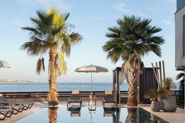 Una piscina al aire libre de temporada