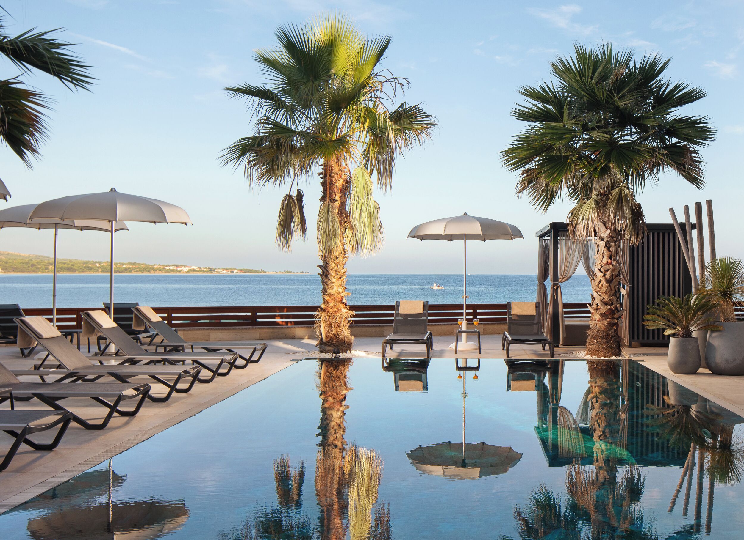 En säsongsöppen utomhuspool