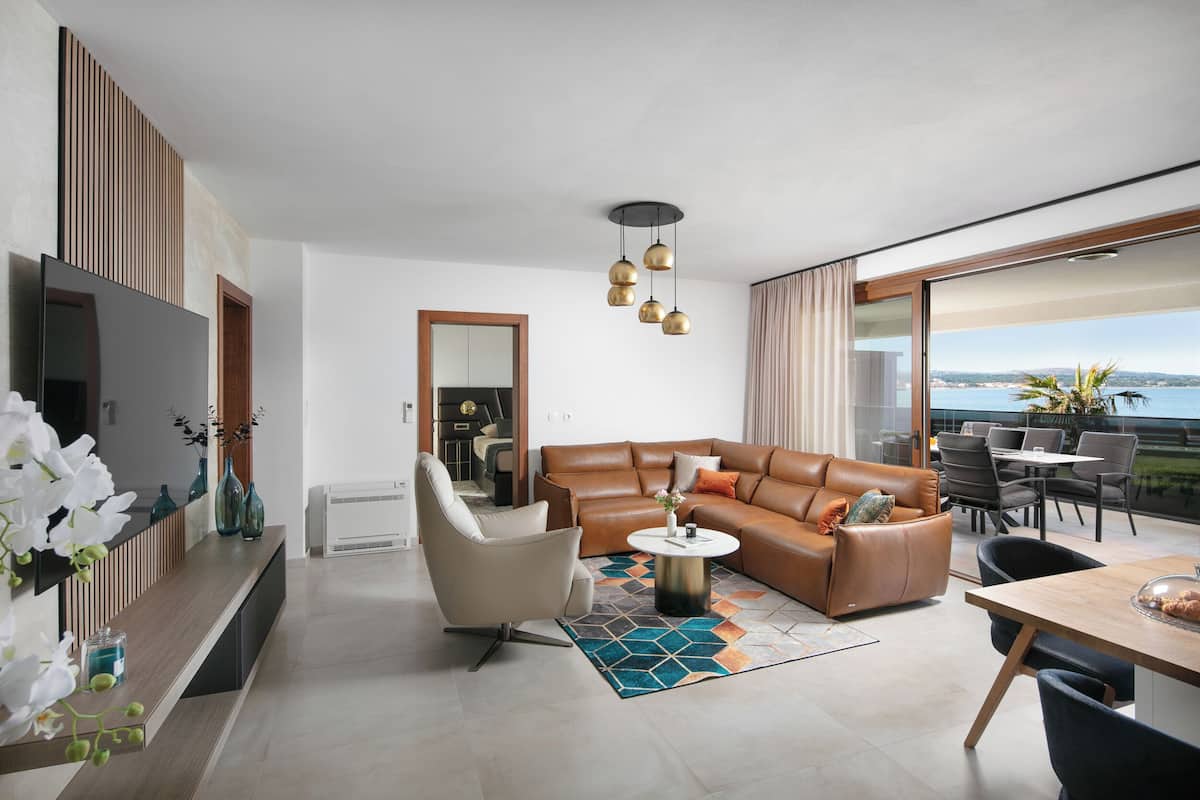Appartamento Luxury, 2 camere da letto, vista mare | Area soggiorno | TV a schermo piatto