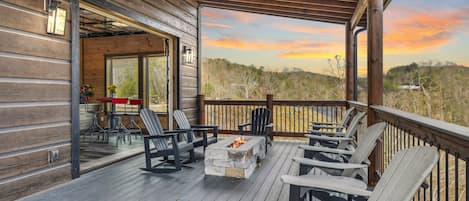 Cabin, 6 Bedrooms | Outdoor dining