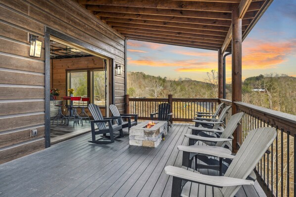 Cabin, 6 Bedrooms | Outdoor dining - Grand Splash Lodge 6 Bedroom Cabin (Sevierville)