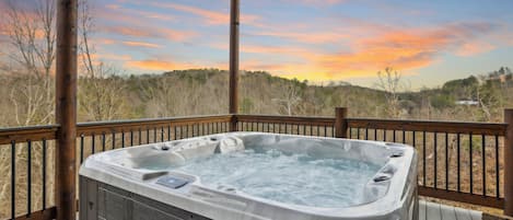Cabin, 6 Bedrooms | Outdoor spa tub