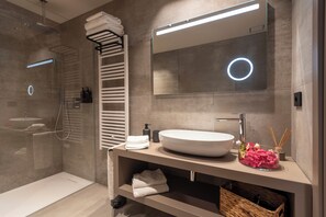 Junior Suite, 1 Queen Bed with Sofa bed, Balcony, Vineyard View | Bathroom | Shower, hair dryer, bathrobes, towels - RELAIS PQLIN (Castagnito)