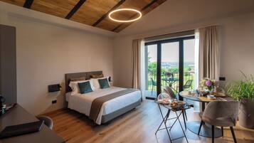 Deluxe-Zimmer, HĂŒgelblick | Essbereich im Zimmer