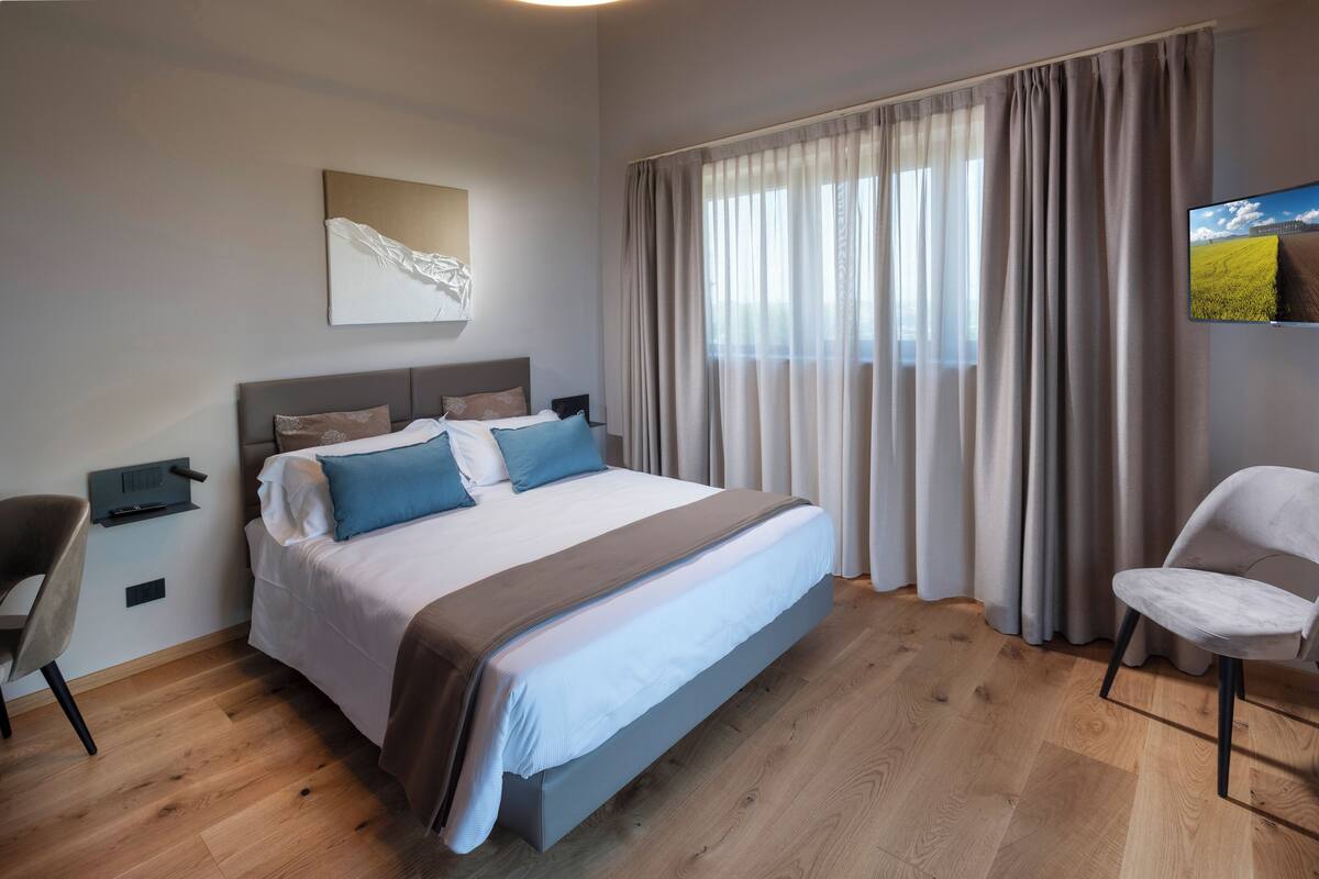 Superior Suite, 1 Queen Bed with Sofa bed, Vineyard View