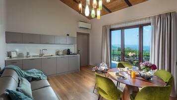1 bedroom, premium bedding, down duvets, minibar