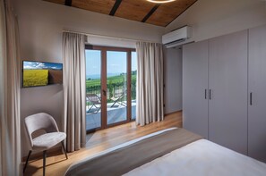 Superior Suite, 1 Queen Bed with Sofa bed, Vineyard View | Premium bedding, down comforters, minibar, in-room safe - RELAIS PQLIN (Castagnito)