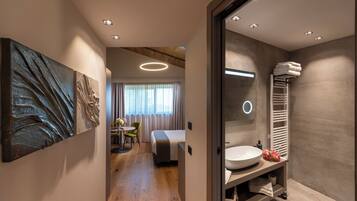 Classic-Zimmer, Hügelblick | Badezimmer