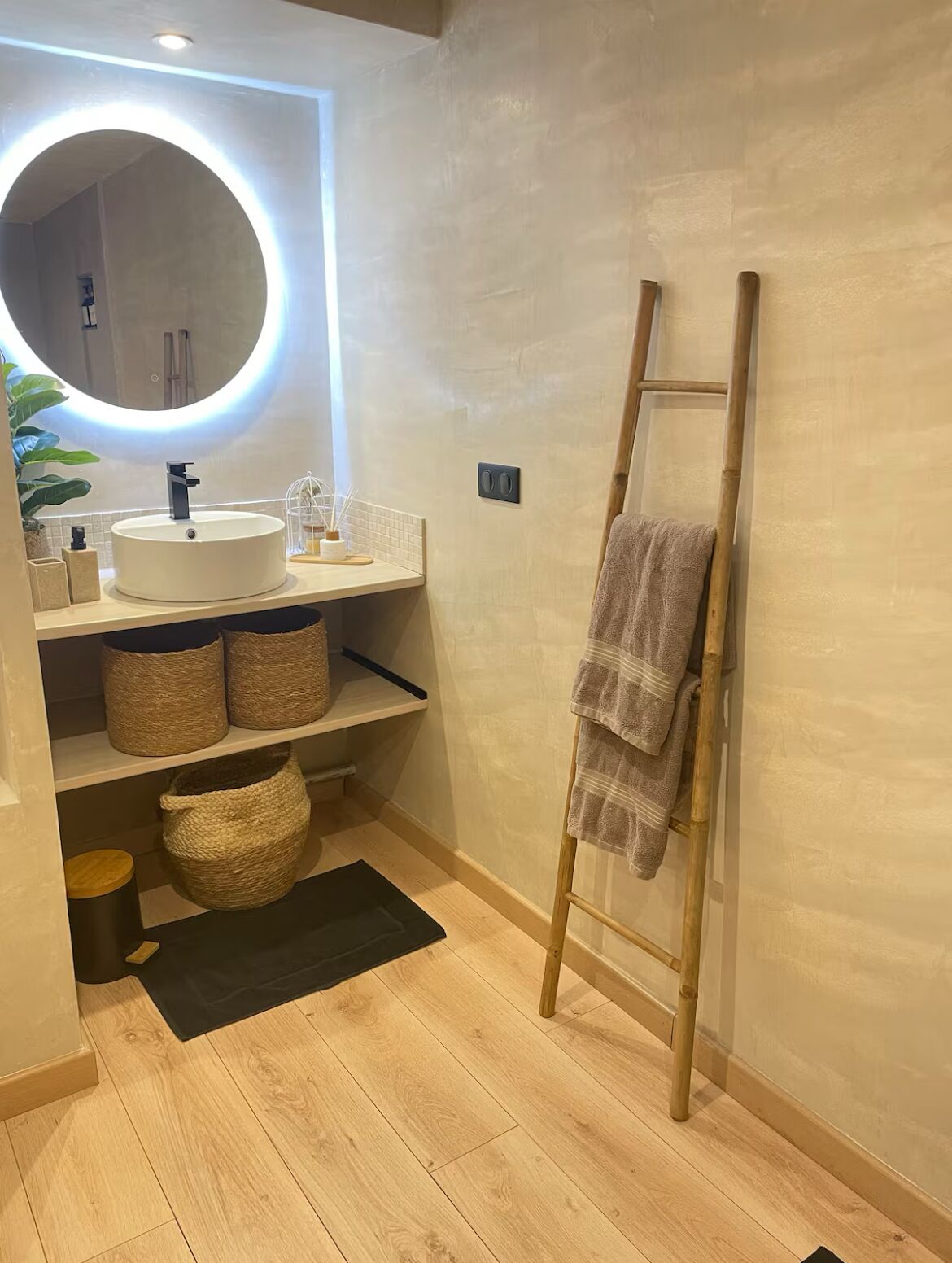 Haartrockner, Handtücher, Seife, Toilettenpapier