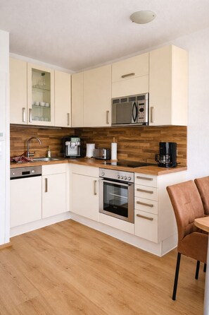 Kühlschrank, Mikrowelle, Ofen, Herdplatte