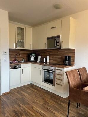 Een koelkast, een magnetron, een oven, een kookplaat