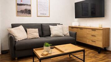 Een smart-tv en boeken