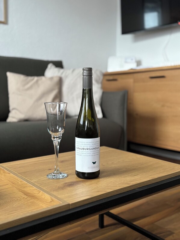 Een smart-tv en boeken