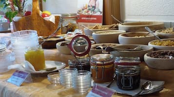 Tägliches inbegriffenes einheimisches Frühstück