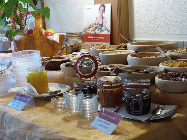 Free daily local cuisine breakfast  - Gasthof Islitzer (Praegraten am Grossvenediger)