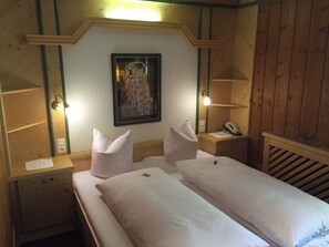 Habitación estándar con 1 cama doble o 2 individuales, balcón, vistas al río | 1 dormitorio, escritorio, espacio para trabajar con un portátil