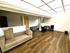 Junior Double Room | Living area - iSTAYS The Colonial Villa Yercaud (Yercaud)