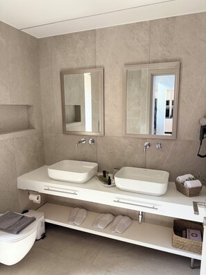 Haartrockner, Handtücher, Seife, Toilettenpapier