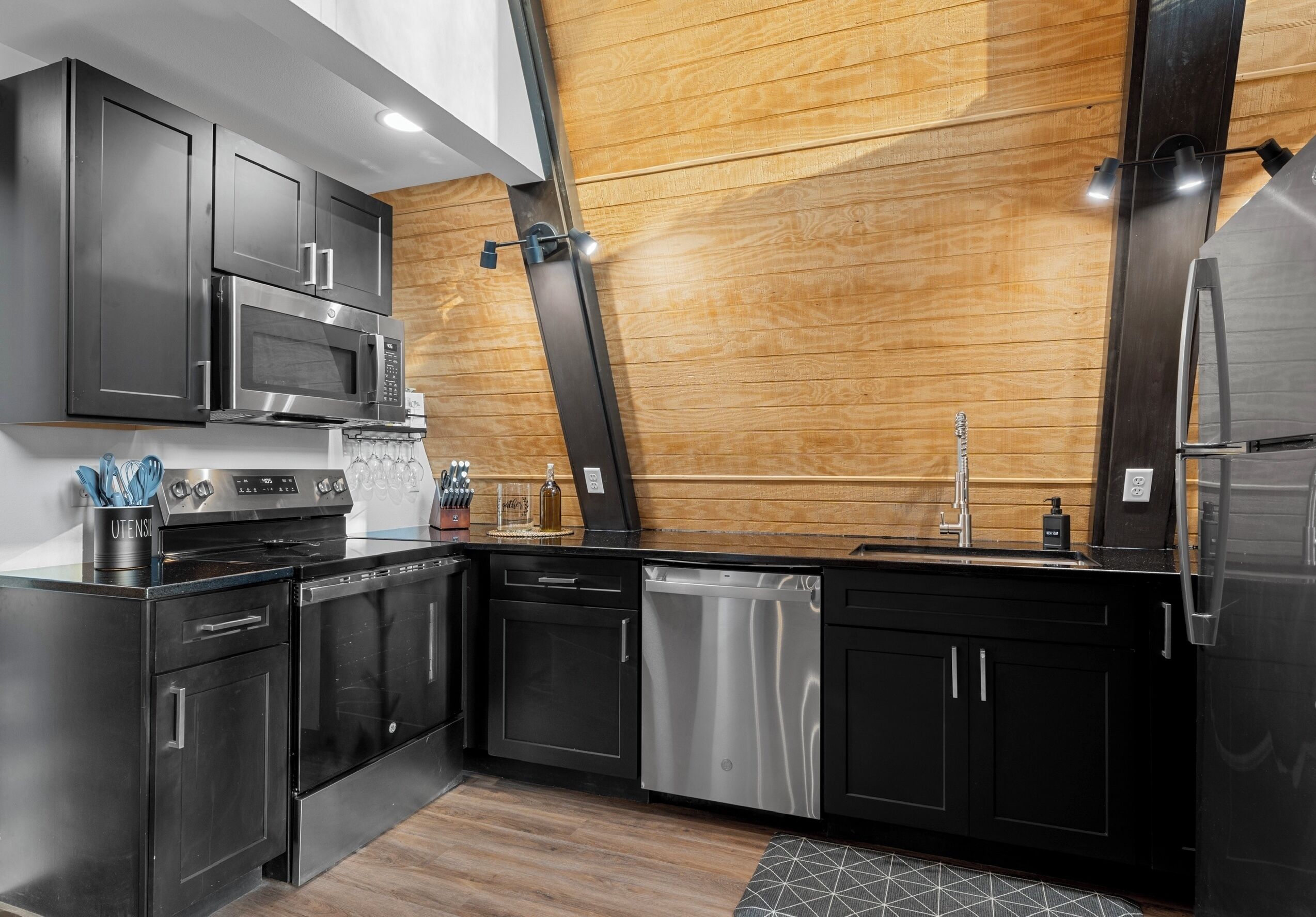 Kjøleskap, mikrobølgeovn, ovn og kokeplater