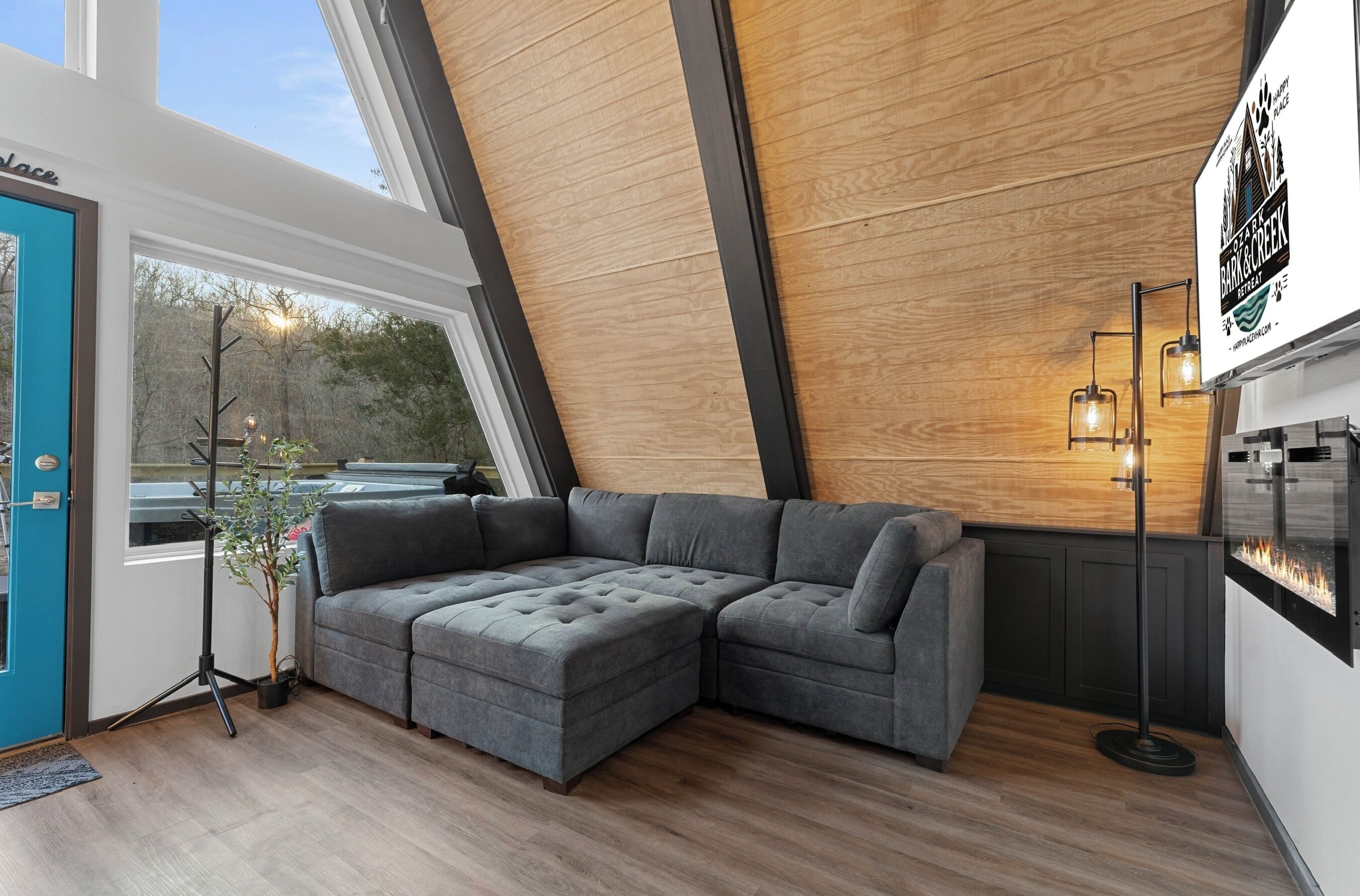 Smart-TV, peis, bøker og stereoanlegg