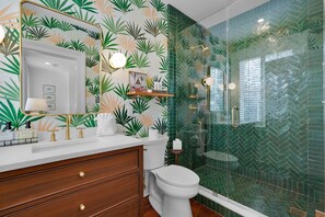 Ducha, secador de pelo, toallas