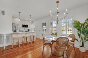 Dining - Luxurious Renovated Suite Overlooking Jones Street by Lucky Savannah (Savannah)