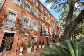 Exterior - Luxurious Renovated Suite Overlooking Jones Street by Lucky Savannah (Savannah)