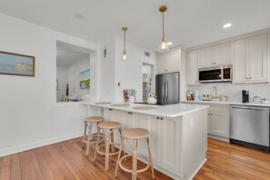 Fridge, microwave, oven, stovetop - Luxurious Renovated Suite Overlooking Jones Street by Lucky Savannah (Savannah)