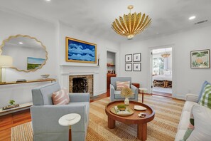 Smart TV - Luxurious Renovated Suite Overlooking Jones Street by Lucky Savannah (Savannah)