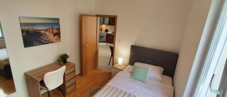 2 habitaciones, tabla de planchar con plancha, wifi y ropa de cama