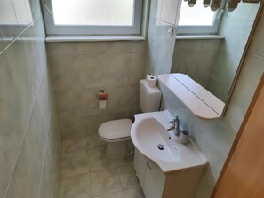 Een douche, een haardroger, handdoeken, zeep