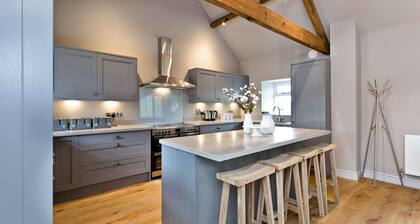 Manifold Farm, luxury exclusive use venue with 2 games rooms, close to Wirksworth