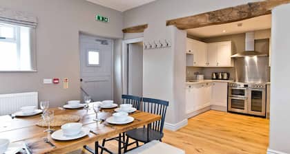 Manifold Farm, luxury exclusive use venue with 2 games rooms, close to Wirksworth