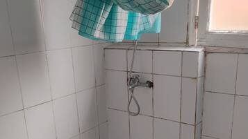 Een douche, zeep, toiletpapier