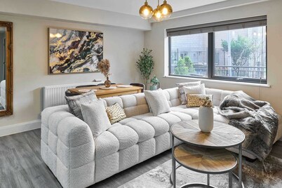 Host & Stay | Chic Townhouse by the Docks