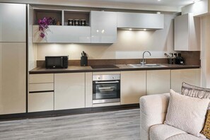 Kjøleskap, mikrobølgeovn, ovn og kokeplater