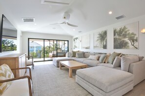 Smart TV, chimenea, reproductor de DVD y oficina 