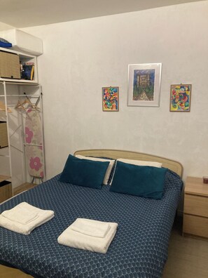 1 habitación, tabla de planchar con plancha, wifi y ropa de cama