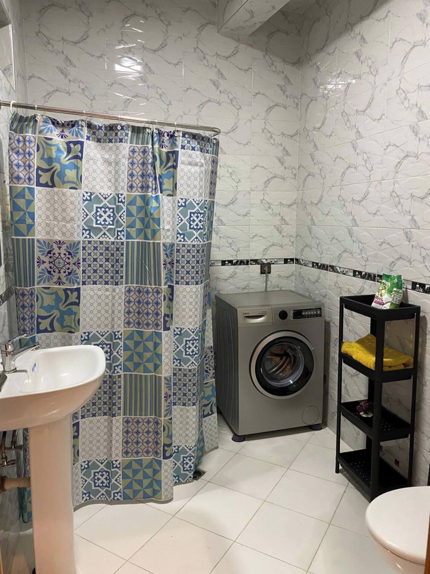 Een douche, een haardroger, een bidet, handdoeken