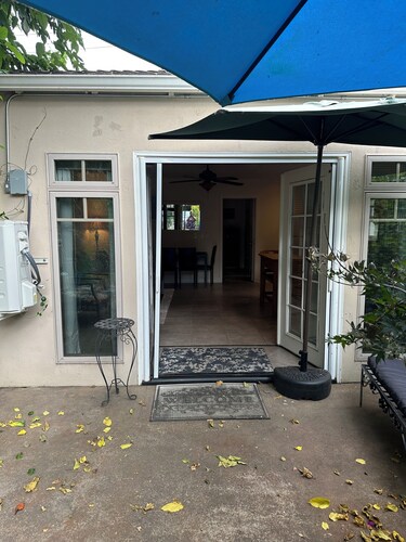 Charming 1-bedroom cottage in enjoyable Sacramento with AC, WiFi