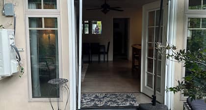 Charming 1-bedroom cottage in enjoyable Sacramento with AC, WiFi