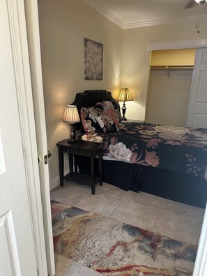 1 غرفة نوم ومكواة/لوح كي وواي فاي وملاءات أسرّة