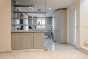 Fridge, oven, dishwasher, coffee/tea maker