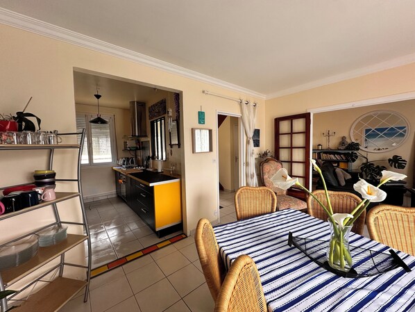 A compact living space with a kitchen, dining area, and a view of the outdoors. - Delightful 2-bedroom house with WiFi in Ploubazlanec (Ploubazlanec)