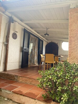 Outdoor dining - [Emerald Coast] House with a view of the Magdalena (San Pasquale)