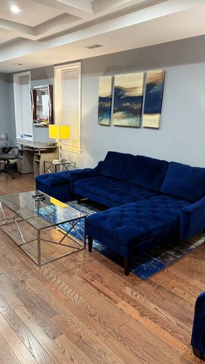 Smart TV, fireplace - Johns Hopkins Inner Harbor Downtown 5 beds w/deck (Baltimore)