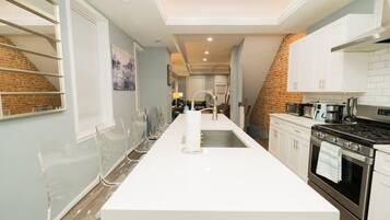 Kylskåp, mikrovågsugn, ugn och spishäll