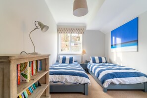 2 habitaciones, tabla de planchar con plancha, cuna de viaje y internet