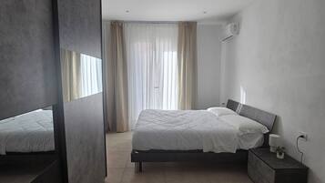 2 bedrooms, iron/ironing board, bed sheets